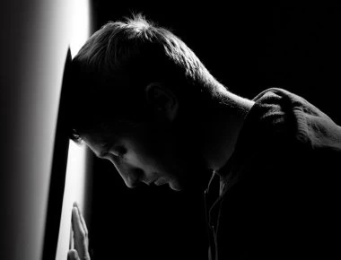 Τα συμπτώματα που χτυπούν «καμπανάκι» για κατάθλιψη και αγχώδη διαταραχή